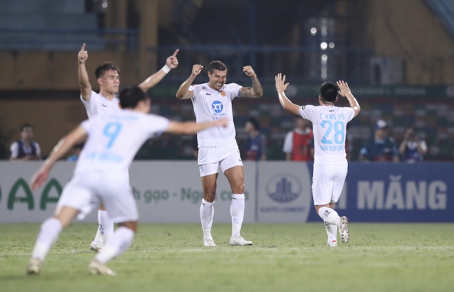 Va chạm cực căng tại V.League, cầu thủ lao vào nhau suýt có ẩu đả - Ảnh 12.