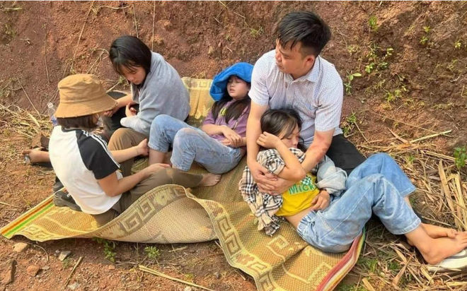 &Ocirc; t&ocirc; lao xuống vực, cả gia đ&igrave;nh 5 người may mắn tho&aacute;t nạn - Ảnh 1.