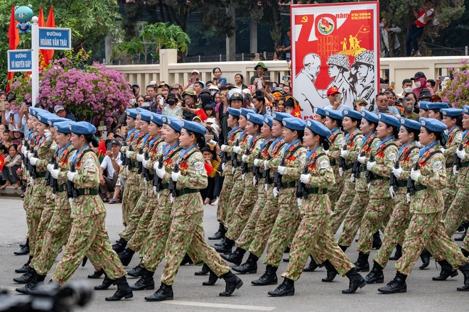Nét đẹp mạnh mẽ của những chiến sĩ cảnh sát trong lễ tổng duyệt kỷ niệm 70 năm chiến thắng Điên Biên Phủ - Ảnh 3.