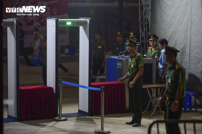 Người d&acirc;n đến s&acirc;n vận động Điện Bi&ecirc;n từ tờ mờ s&aacute;ng xem tổng duyệt diễu binh - Ảnh 10.