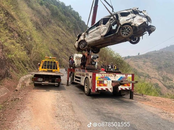 &Ocirc; t&ocirc; lao xuống vực, cả gia đ&igrave;nh 5 người may mắn tho&aacute;t nạn - Ảnh 3.
