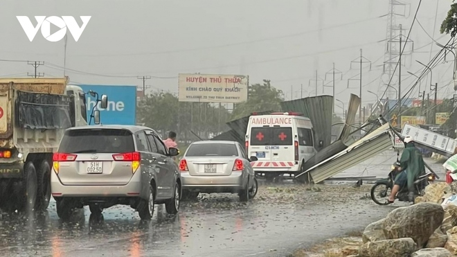 Mưa lốc ở Long An thổi mái tôn đụng xe cứu thương, giao thông ùn tắc nhiều giờ - Ảnh 2.
