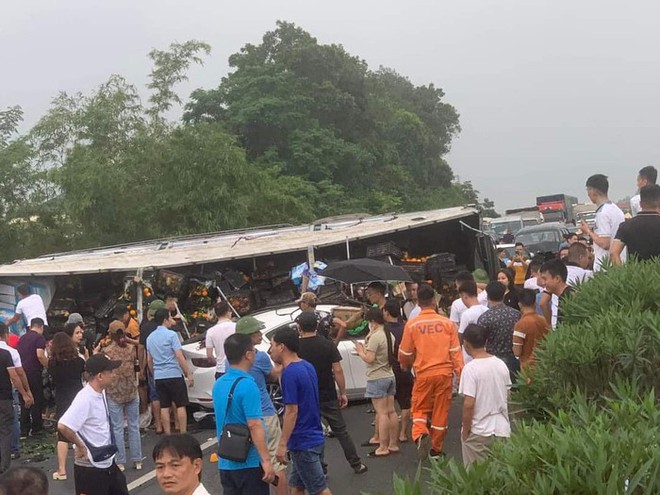 Tông xe liên hoàn trên cao tốc Nội Bài - Lào Cai, 6 phương tiện bị hư hỏng - Ảnh 1.