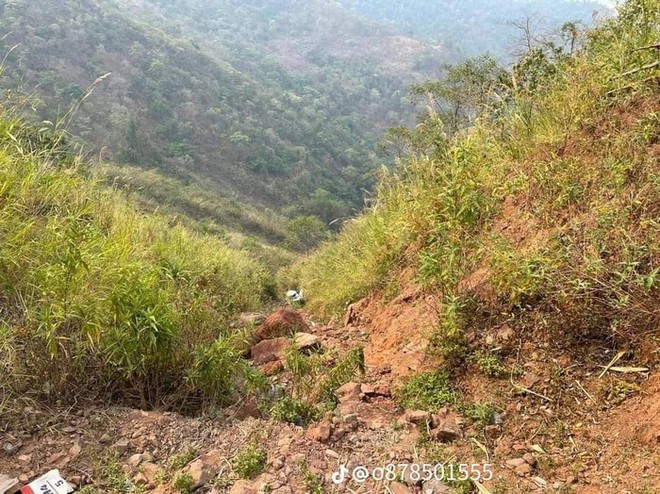 &Ocirc; t&ocirc; lao xuống vực, cả gia đ&igrave;nh 5 người may mắn tho&aacute;t nạn - Ảnh 2.