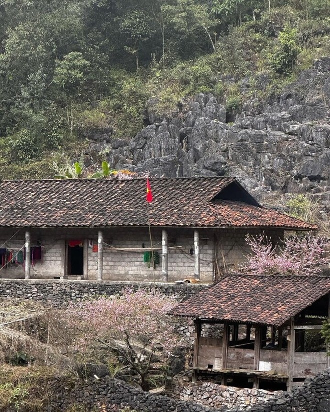 ‘Ngôi làng địa ngục’ ẩn hiện giữa núi đồi Hà Giang: Đẹp mộng mị hớp hồn du khách - Ảnh 3.