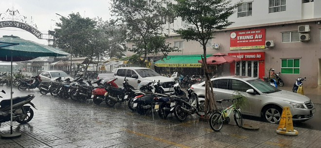 Sấm chớp đùng đùng, TP HCM mưa lớn khắp nơi - Ảnh 3.