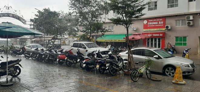 Sấm chớp đ&ugrave;ng đ&ugrave;ng, TP HCM mưa lớn khắp nơi - Ảnh 3.