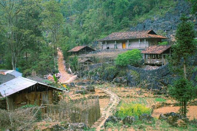 ‘Ngôi làng địa ngục’ ẩn hiện giữa núi đồi Hà Giang: Đẹp mộng mị hớp hồn du khách - Ảnh 1.