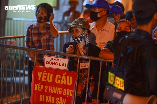 Người dân đến sân vận động Điện Biên từ tờ mờ sáng xem tổng duyệt diễu binh - Ảnh 4.