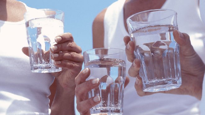2 cách uống nước khiến thận chịu hành hạ mỗi ngày - Ảnh 1.