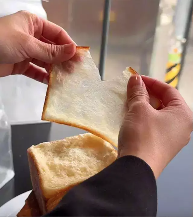 Xuất hiện loại bánh mì mỏng như tờ giấy ăn, dân mạng rần rần thích thú: Chưa bao giờ tôi muốn ăn khăn giấy đến thế! - Ảnh 3.