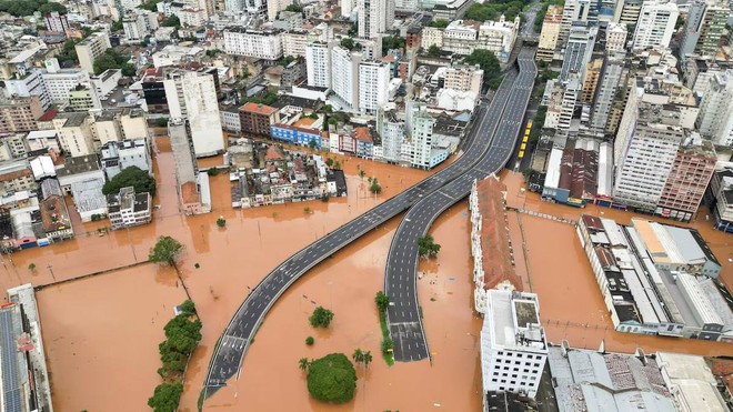 Video: Cây cầu đổ sập trong tích tắc do mưa lũ chết người tại Brazil, hé lộ khung cảnh hiện trường gây sốc - Ảnh 4.