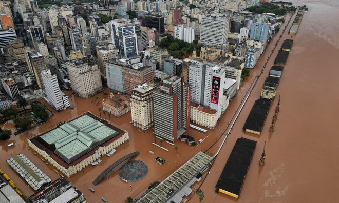 Video: Cây cầu đổ sập trong tích tắc do mưa lũ chết người tại Brazil, hé lộ khung cảnh hiện trường gây sốc - Ảnh 5.