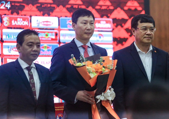 Ông Kim Sang-sik ký hợp đồng 2 năm dẫn dắt tuyển Việt Nam, hết lời cảm ơn thầy Park trong buổi lễ ra mắt - Ảnh 1.