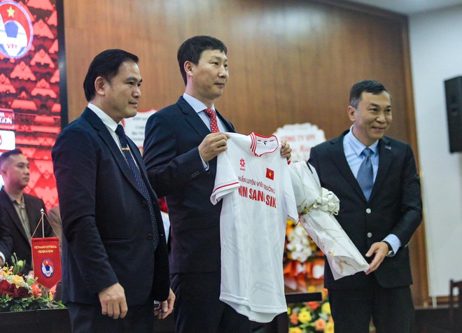 Ông Kim Sang-sik ký hợp đồng 2 năm dẫn dắt tuyển Việt Nam, hết lời cảm ơn thầy Park trong buổi lễ ra mắt - Ảnh 3.