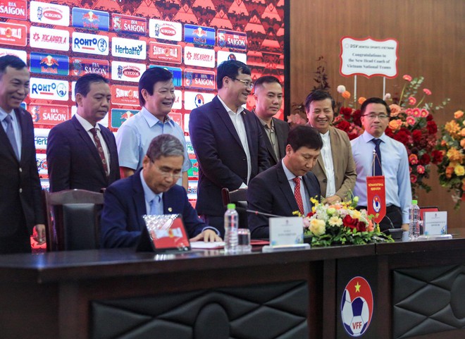 Ông Kim Sang-sik ký hợp đồng 2 năm dẫn dắt tuyển Việt Nam, hết lời cảm ơn thầy Park trong buổi lễ ra mắt - Ảnh 2.