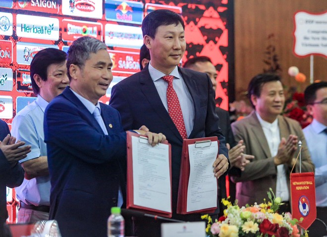 Ông Kim Sang-sik ký hợp đồng 2 năm dẫn dắt tuyển Việt Nam, hết lời cảm ơn thầy Park trong buổi lễ ra mắt - Ảnh 6.