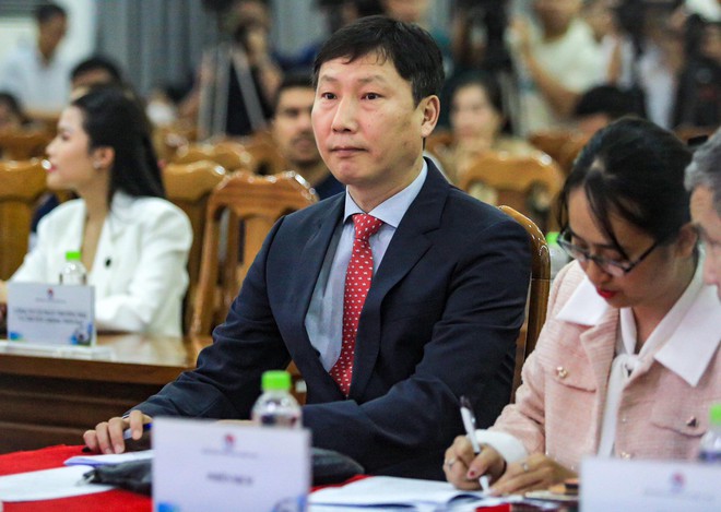 Trực tiếp lễ ra mắt của tân HLV trưởng tuyển Việt Nam: HLV Kim Sang-sik ký hợp đồng 2 năm - Ảnh 6.