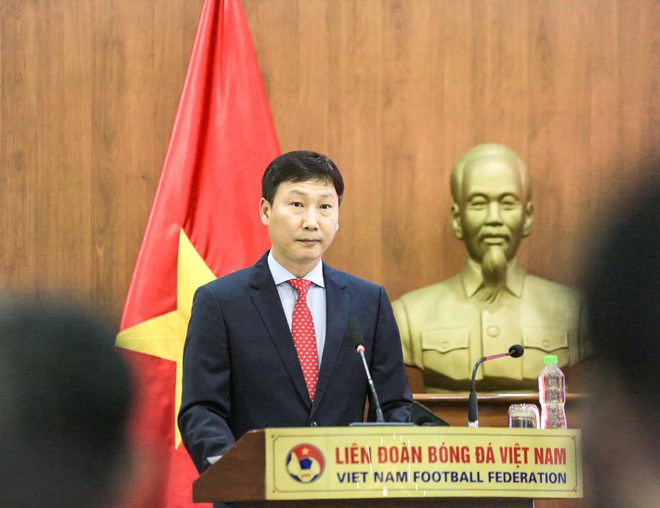 Trực tiếp lễ ra mắt của tân HLV trưởng tuyển Việt Nam: HLV Kim Sang-sik ký hợp đồng 2 năm - Ảnh 2.