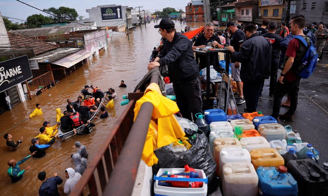Video: Cây cầu đổ sập trong tích tắc do mưa lũ chết người tại Brazil, hé lộ khung cảnh hiện trường gây sốc - Ảnh 6.