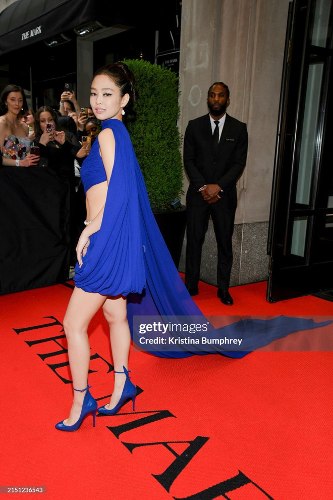 Clip: Jennie xử lý tinh tế bộ đầm quá hiểm ở Met Gala 2024, cam thường cháy bao nhiêu thì ảnh HD dừ chát bấy nhiêu - Ảnh 9.