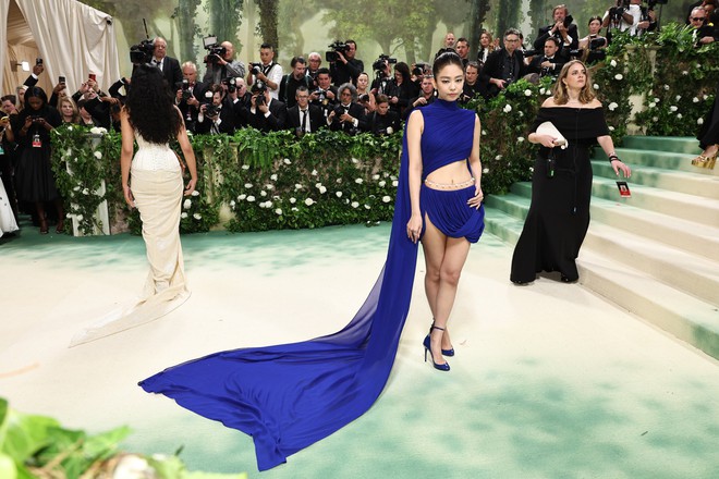 Clip: Jennie xử lý tinh tế bộ đầm quá hiểm ở Met Gala 2024, cam thường cháy bao nhiêu thì ảnh HD dừ chát bấy nhiêu - Ảnh 7.