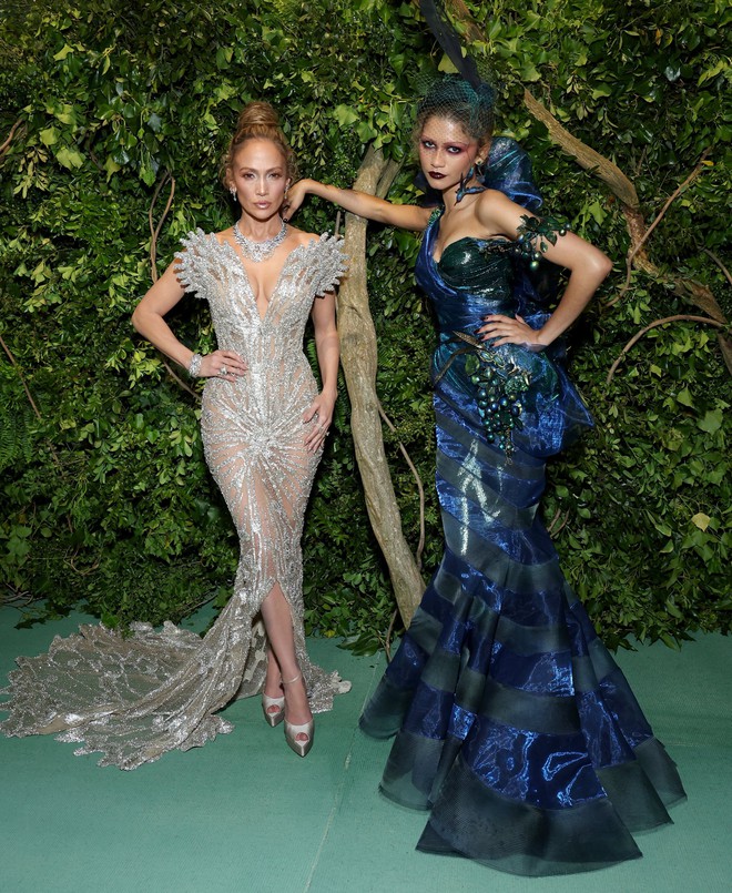 Slayiest Met Gala: Zendaya cuts corners with a fairy tale villain dress, the female star climbing to the top global trend at the 2024 fashion Oscar is only her! - Photo 10.