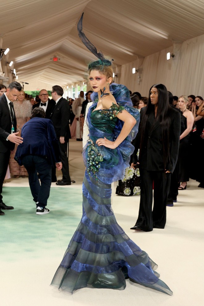 Siêu thảm đỏ Met Gala 2024: Zendaya - Elle Fanning quá ấn tượng, Jennie khoe body “cháy” quá rồi! - Ảnh 2.