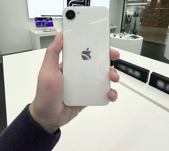 iPhone giá chỉ 10 triệu đồng bất ngờ lộ diện thực tế: Ngoại hình đẹp, thiết kế quá sang xịn so với tầm giá! - Ảnh 1. iPhone giá chỉ 10 triệu đồng bất ngờ lộ diện thực tế: Ngoại hình đẹp, thiết kế quá sang xịn so với tầm giá! - Ảnh 1.