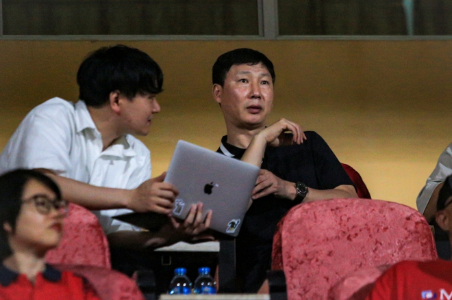 Trực tiếp lễ ra mắt của tân HLV trưởng tuyển Việt Nam: HLV Kim Sang-sik ký hợp đồng 2 năm - Ảnh 11.