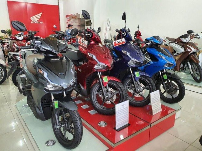 Cuộc khủng hoảng trên thị trường xe máy Việt: Doanh số bán hàng trượt dài bất chấp nỗ lực giảm giá - Ảnh 2.