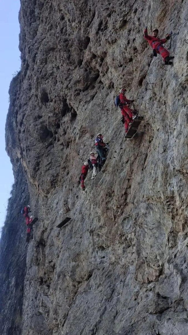 Độc lạ tắc núi ở Trung Quốc, du khách chôn chân giữa vách đá thẳng đứng - Ảnh 3.