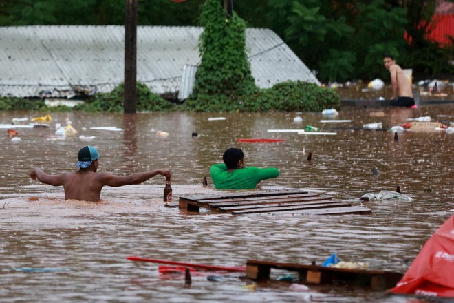 Video: Cây cầu đổ sập trong tích tắc do mưa lũ chết người tại Brazil, hé lộ khung cảnh hiện trường gây sốc - Ảnh 7.