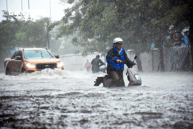 Hải Ph&ograve;ng mưa xối xả từ s&aacute;ng tới chiều, nước tr&agrave;n v&agrave;o nh&agrave;, ngập l&uacute;t b&aacute;nh xe - Ảnh 11.