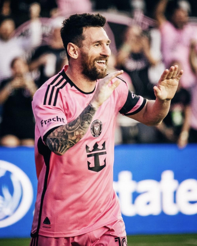Messi có hành động bất ngờ khi được vệ sĩ ném cho trái bóng, fan khen ngợi khi biết lý do đằng sau - Ảnh 4.