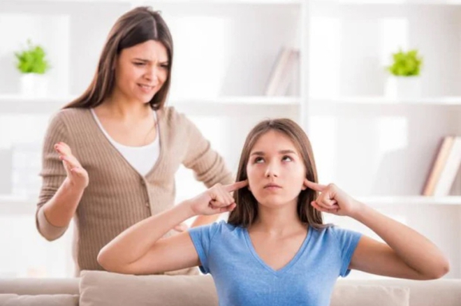 Con lười học, d&aacute;n mắt v&agrave;o điện thoại cả ng&agrave;y, chồng t&ocirc;i chỉ n&oacute;i một c&acirc;u m&agrave; đứa con g&aacute;i bướng bỉnh liền tỉnh ngộ - Ảnh 1.