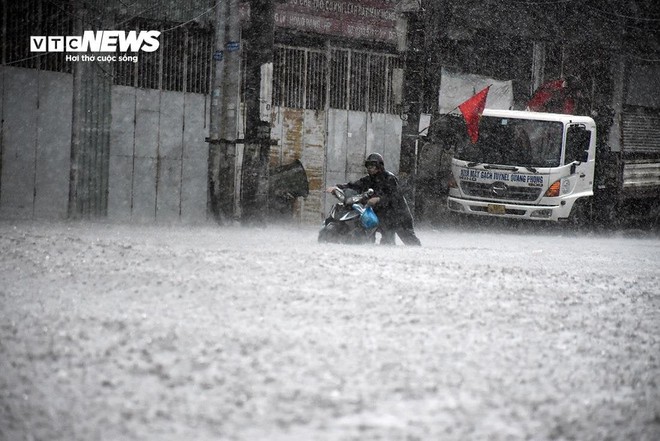 Hải Ph&ograve;ng mưa xối xả từ s&aacute;ng tới chiều, nước tr&agrave;n v&agrave;o nh&agrave;, ngập l&uacute;t b&aacute;nh xe - Ảnh 3.