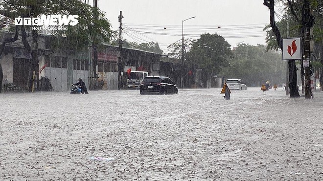 Hải Ph&ograve;ng mưa xối xả từ s&aacute;ng tới chiều, nước tr&agrave;n v&agrave;o nh&agrave;, ngập l&uacute;t b&aacute;nh xe - Ảnh 1.