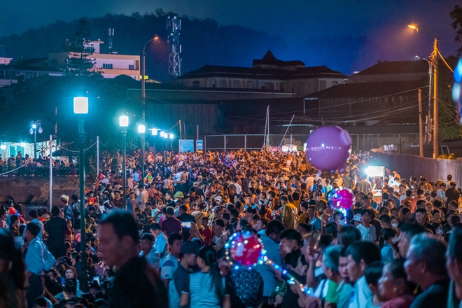 Ch&ugrave;m ảnh: N&aacute;o nức đi xem ph&aacute;o hoa tr&ecirc;n bầu trời Điện Bi&ecirc;n Phủ - Ảnh 1.