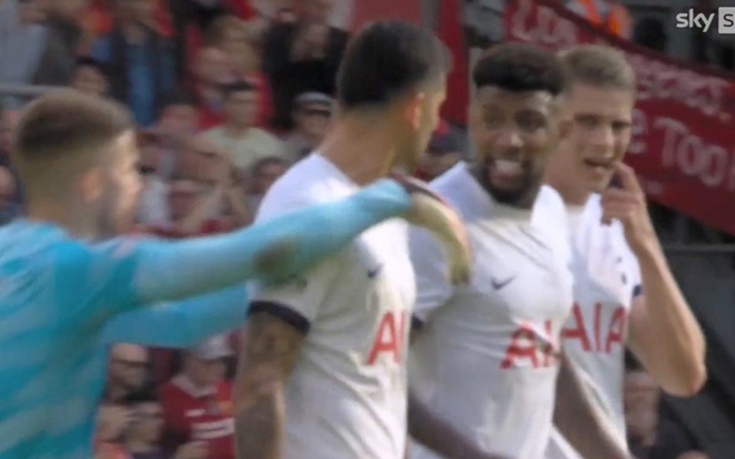 Cầu thủ Tottenham cãi nhau ngay trên sân, suýt ẩu đả khi thua Liverpool - Ảnh 1.