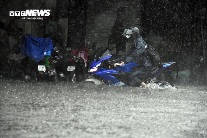 Hải Ph&ograve;ng mưa xối xả từ s&aacute;ng tới chiều, nước tr&agrave;n v&agrave;o nh&agrave;, ngập l&uacute;t b&aacute;nh xe - Ảnh 10.
