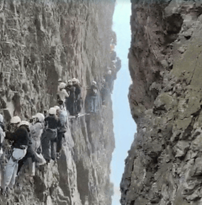 Độc lạ tắc núi ở Trung Quốc, du khách chôn chân giữa vách đá thẳng đứng - Ảnh 1.