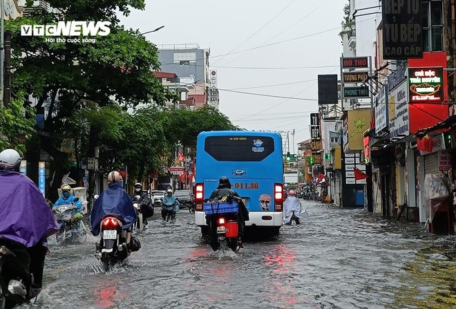 Hải Ph&ograve;ng mưa xối xả từ s&aacute;ng tới chiều, nước tr&agrave;n v&agrave;o nh&agrave;, ngập l&uacute;t b&aacute;nh xe - Ảnh 9.