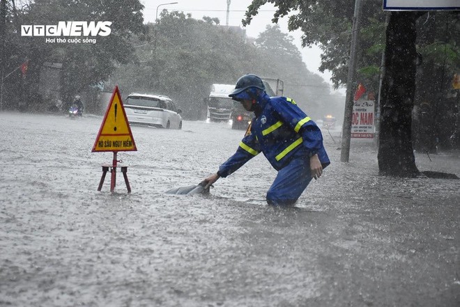 Hải Ph&ograve;ng mưa xối xả từ s&aacute;ng tới chiều, nước tr&agrave;n v&agrave;o nh&agrave;, ngập l&uacute;t b&aacute;nh xe - Ảnh 8.