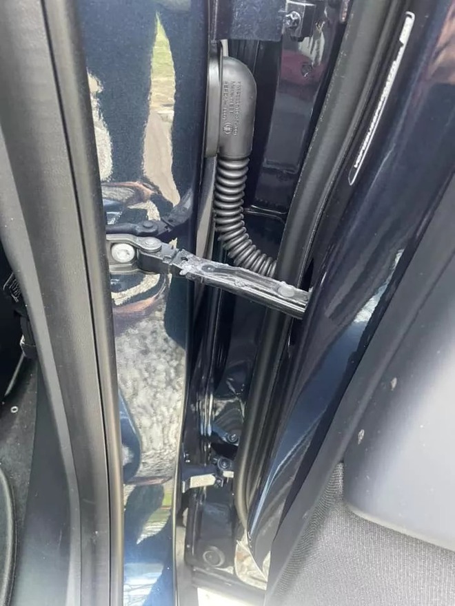 Chỉ hỏng nhẹ cửa trị gi&aacute; hơn 20 triệu đồng, chủ xe điện được đền tiền cả xe v&igrave; bảo hiểm kh&ocirc;ng t&igrave;m được linh kiện thay thế - Ảnh 3.