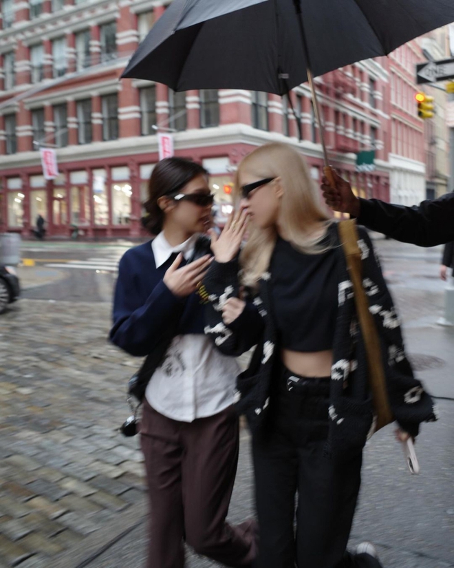 Rosé caused a stir when she showed off her date with Jennie in America, but made fans regret one thing! - Photo 3.