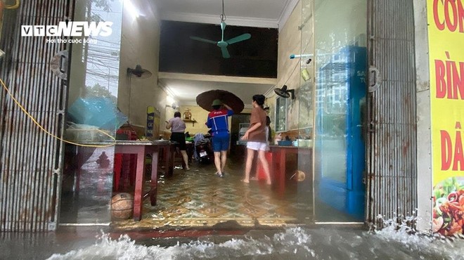 Hải Phòng mưa xối xả từ sáng tới chiều, nước tràn vào nhà, ngập lút bánh xe - Ảnh 5.