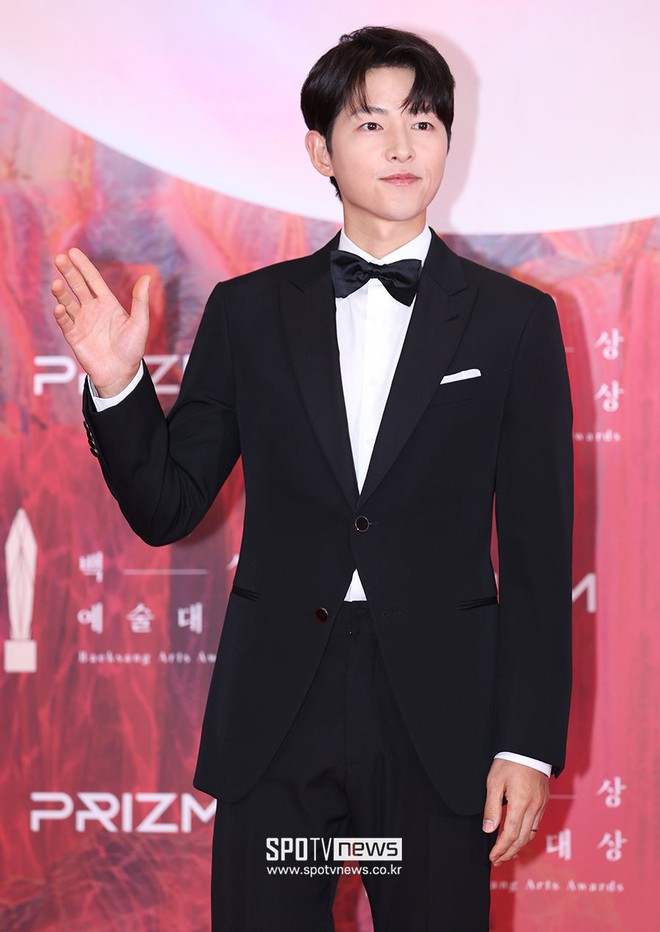 Song Joong Ki gây tranh cãi ngay trên thảm đỏ Baeksang 2024 vì 1 hành động, dân tình mỉa mai: Tưởng làm vậy là dễ thương - Ảnh 1.