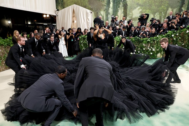 Dị nhất Met Gala 2024: “Rong biển khổng lồ” kết màn hay Kim Kardashian eo nhỏ khó tin chưa bằng màn che chắn kỳ quặc này - Ảnh 3.