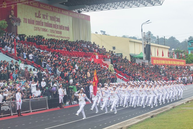 Những hình ảnh hào hùng trong Lễ diễu binh kỷ niệm 70 năm Chiến thắng Điện Biên Phủ - Ảnh 12.